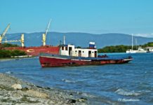 Histórico remolcador El «Tanac V» se pudre en una playa de Barahona