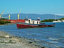 Histórico remolcador El «Tanac V» se pudre en una playa de Barahona