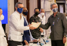 Presidente Abinader se reúne con juntas de vecinos de Villa Altagracia