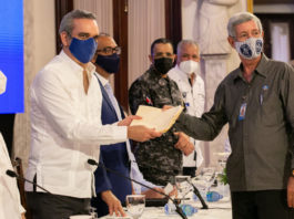 Presidente Abinader se reúne con juntas de vecinos de Villa Altagracia