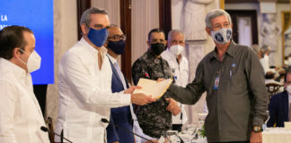 Presidente Abinader se reúne con juntas de vecinos de Villa Altagracia