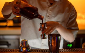 Fallecen siete personas por ingerir bebidas adulteradas