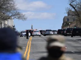 Dos agentes heridos; Embisten barricada en Capitolio, D.C.