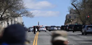 Dos agentes heridos; Embisten barricada en Capitolio, D.C.