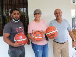 Enmanuel Trinidad realiza donación de balones al club Máximo Gómez