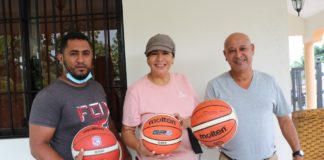 Enmanuel Trinidad realiza donación de balones al club Máximo Gómez
