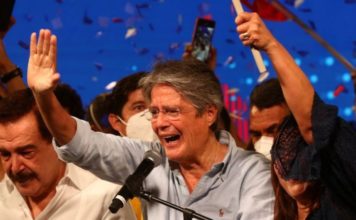 Quién es Guillermo Lasso, el banquero que a la tercera venció a la izquierda correísta y será el nuevo presidente de Ecuador