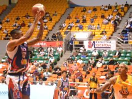 Pueblo Nuevo derrota al GUG y le gana la serie particular en el basket de Santiago