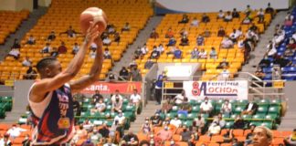 Pueblo Nuevo derrota al GUG y le gana la serie particular en el basket de Santiago