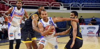 De León guía a San Lázaro ante el Mauricio Báez en semifinal del TBSDistrito 2021