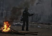 «Somos prensa, ¿por qué nos dispararon?»: 3 periodistas colombianos graban cómo el Esmad les dispara con perdigones mientras cubrían protestas