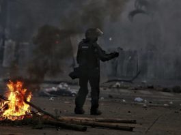 «Somos prensa, ¿por qué nos dispararon?»: 3 periodistas colombianos graban cómo el Esmad les dispara con perdigones mientras cubrían protestas