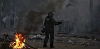 «Somos prensa, ¿por qué nos dispararon?»: 3 periodistas colombianos graban cómo el Esmad les dispara con perdigones mientras cubrían protestas