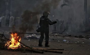 «Somos prensa, ¿por qué nos dispararon?»: 3 periodistas colombianos graban cómo el Esmad les dispara con perdigones mientras cubrían protestas