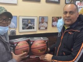 Eleazar Bueno entrega útiles deportivos al club Los Mina