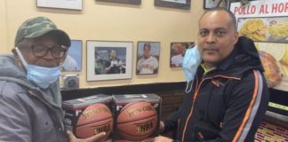 Eleazar Bueno entrega útiles deportivos al club Los Mina