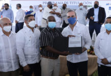 Presidente entrega títulos de propiedad en Villa Ortega