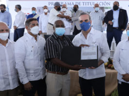 Presidente entrega títulos de propiedad en Villa Ortega