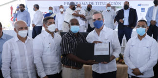 Presidente entrega títulos de propiedad en Villa Ortega