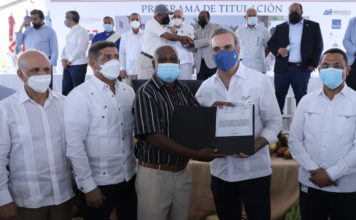 Presidente entrega títulos de propiedad en Villa Ortega
