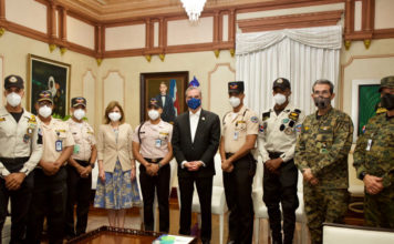 Abinader recibe rescatistas del teleférico y define su acción como heroica