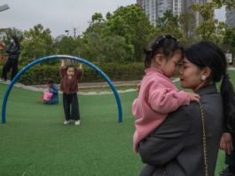 China autoriza que las parejas tengan tres niños