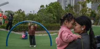 China autoriza que las parejas tengan tres niños