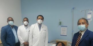 Ministro de Salud visita a Mercedes Castillo en el hospital Dr. Ramón de Lara