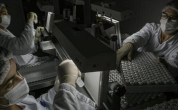 A quince meses de iniciada la pandemia, la única lección es que el virus continúa entre nosotros