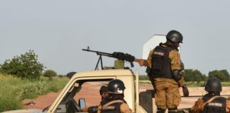 Alrededor de cinco policías mueren en una emboscada en Burkina Faso