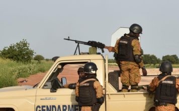 Alrededor de cinco policías mueren en una emboscada en Burkina Faso
