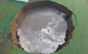 VIDEO: Momento en que se abre en México un socavón gigante que ya alcanza más de 60 metros de diámetro