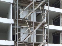 Comunitarios reiteran en Evaristo Morales temen por posible derrumbe de escalera de torre en proceso de construcción
