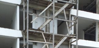 Comunitarios reiteran en Evaristo Morales temen por posible derrumbe de escalera de torre en proceso de construcción