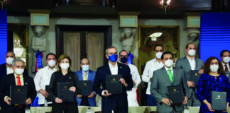 Colegio Médico y sociedades médicas especializadas apoyan disposición del Gobierno de aplicar una tercera dosis de refuerzo contra COVID-19