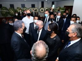 Danilo Medina acude a funeraria a dar pésame a Leonel por muerte de su madre