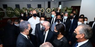 Danilo Medina acude a funeraria a dar pésame a Leonel por muerte de su madre
