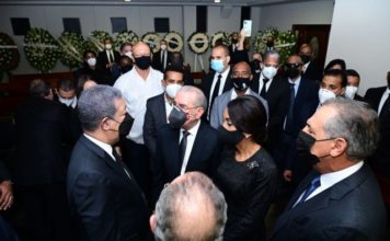Danilo Medina acude a funeraria a dar pésame a Leonel por muerte de su madre