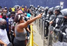 El video que muestra a unos agentes en México que patean en la cara a un migrante