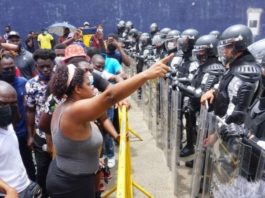 El video que muestra a unos agentes en México que patean en la cara a un migrante