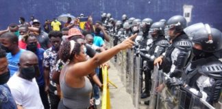 El video que muestra a unos agentes en México que patean en la cara a un migrante