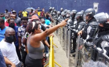 El video que muestra a unos agentes en México que patean en la cara a un migrante