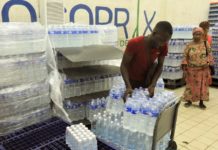 Científicos advierten que beber agua embotellada tiene un impacto 1.400 veces superior en el ecosistema que su consumo directo del grifo