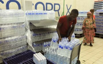 Científicos advierten que beber agua embotellada tiene un impacto 1.400 veces superior en el ecosistema que su consumo directo del grifo