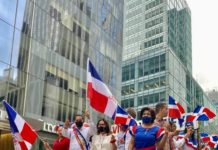 Dominicanos “vacunados y con mascarillas” desfilan en la Sexta Avenida de Manhattan