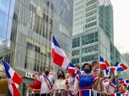 Dominicanos “vacunados y con mascarillas” desfilan en la Sexta Avenida de Manhattan