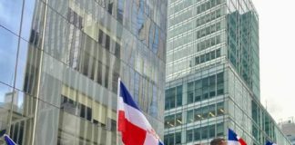 Dominicanos “vacunados y con mascarillas” desfilan en la Sexta Avenida de Manhattan