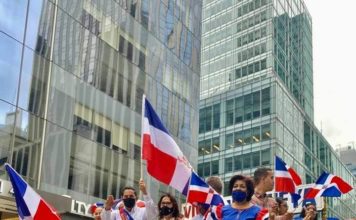 Dominicanos “vacunados y con mascarillas” desfilan en la Sexta Avenida de Manhattan