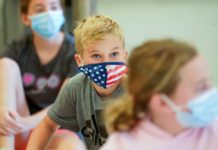 Los niños deben usar cubrebocas en las escuelas. Esta es la razón