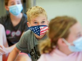 Los niños deben usar cubrebocas en las escuelas. Esta es la razón